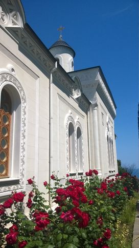 К нему пристроена домовая церковь Романовых