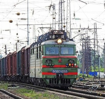 ВЛ80С-1055 с грузовым поездом проследует ст. Балезино, Удмуртия. Июль 2013 г