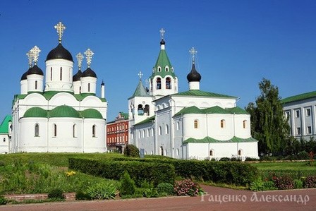 Муромский Спасо-Преображенский мужской монастырь: Преображенский собор (слева) и Покровская церковь (справа)