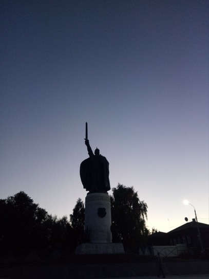 Конечно, в Муроме есть памятник своему герою. Но приехали мы к нему поздно, и фото вышло тмным. Хотя, есть в этом свой шарм: тмная фигура с мечом на фоне темнеющего неба, в окружении грифонов - хранителей сокровищ материальных и духовных.