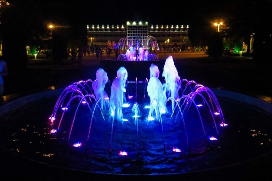 Музыкальный фонтан у Администрации ночью