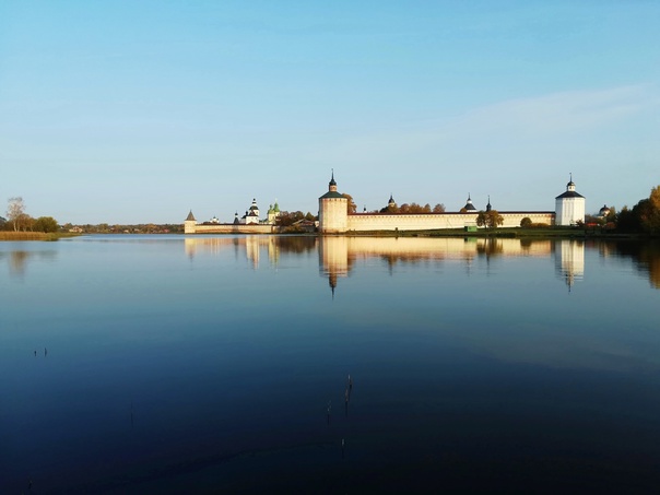 Ранним утром на берегу Сиверского озера с видом на Кирилло-Белозерский мужской монастырь