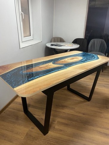 Дизайнерский стол Веста-8 эпоксидная река. В раздвижном виде, механизм трансформации автоматический