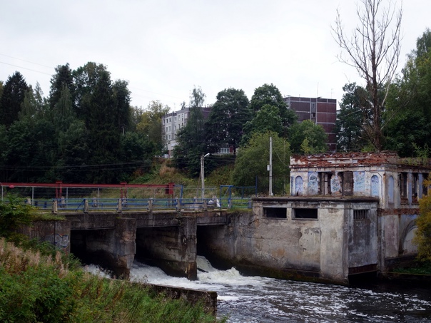 Старая Сиверская ГЭС, заброшенная. В настоящее время используется как пешеходный мост