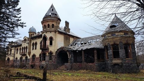 Конечно основные стены сохранились. пока., но лучше  сюда приехать не летом! Борщевик, высотой от 4 до 5 метров! И похоже его вырубают топорами!