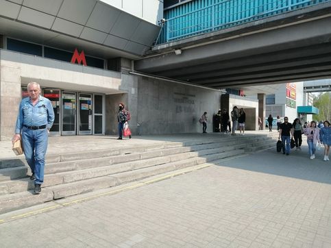 Новосибирский метрополитен. Является самым восточным метрополитеном в России. Метрополитен запущен 7 января 1986 года. Есть две линии Ленинская и Дзержинская с тринадцатью станциями. Станция Речной вокзал. Открыта  7 января 1986 года, в числе первых пяти. Станция с центральным расположением путей, одна из трех в России крытых наземно-подземных станций.