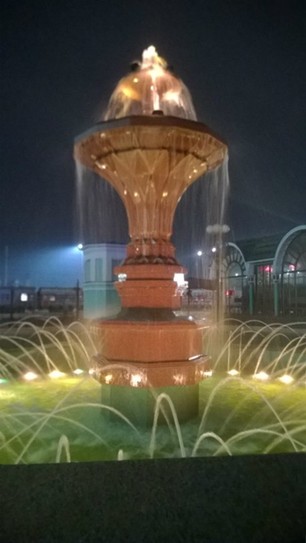 Ночной фонтан на ж/д вокзале
