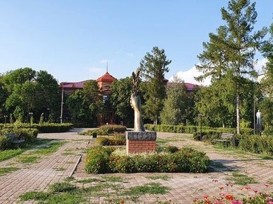 Памятник учным-аграриям на фоне здания Самарского НИИСХ, Безенчук, Самарская область