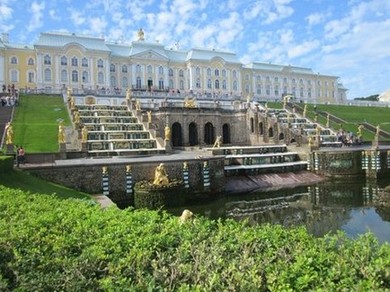 Пригород Санкт Петербурга, город Петергоф, аллея с замечательными фонтанами, из аллеи есть выход к финскому заливу Балтийского Моря