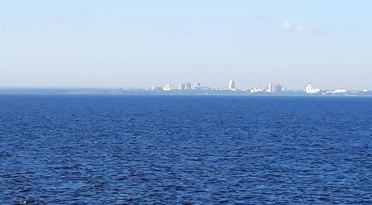 А это наше северное море. Вид на Сестрорецк через Финский залив. По нынешней жале и лететь никуда не надо. Час езды на авто и ты на песчаном берегу Балтийского моря. Красота!