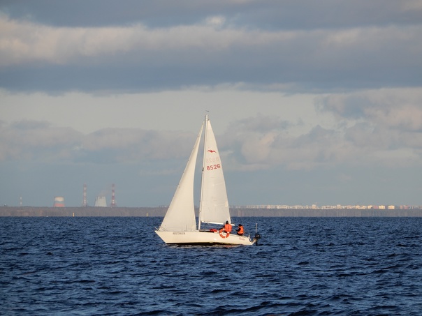 Яхта Бди, Финский залив у острова Котлин, Санкт-Петербург, 24 октября 2021 года