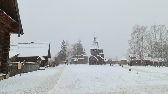 Две деревянные церкви, летняя и зимняя