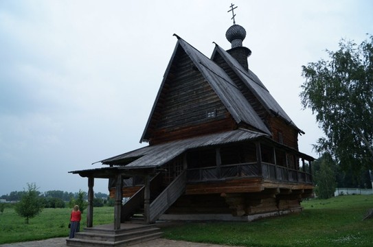 Деревянная Никольская церковь (1766) была перевезена в Кремль из с. Глотово Юрьев-Польского района. Она поставлена на месте другой деревянной церкви, сгоревшей в XVII веке