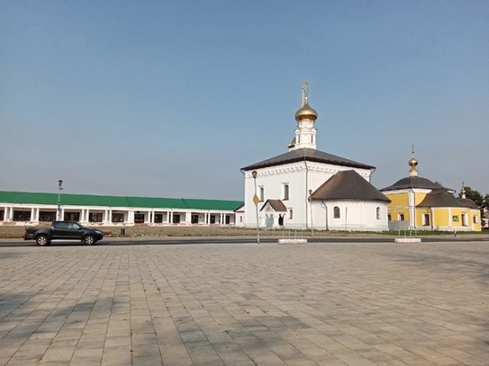 Воскресенская церквь и Казанская церковь расположена на Торговой площади посада Суздаля рядом со знаменитым Гостинным двором XIX века