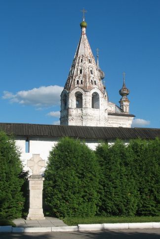 Г. Юрьев-Польский. Михайло-Архангельский монастырь. Старый монумент, на котором написано, что Юрьев-Польскому 850 лет