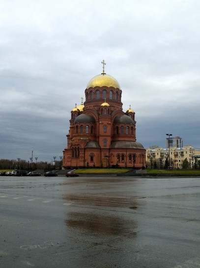 Грузный и какой-то злой Александро-Невский собор в Волгограде