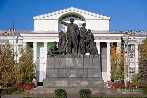 Монумент Оборона Царицына установлен в небольшом сквере на площади Металлургов, перед зданием бывшего дома культуры завода Красный октябрь, а сегодня  театром Царицынская опера