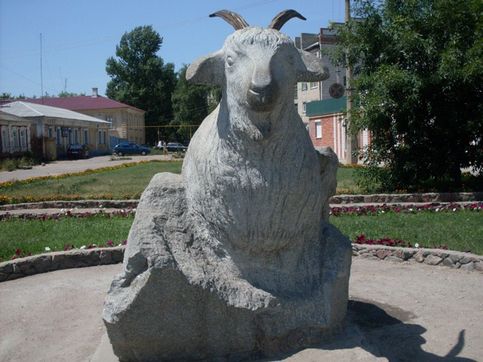 Памятник Козе, г. Урюпинск