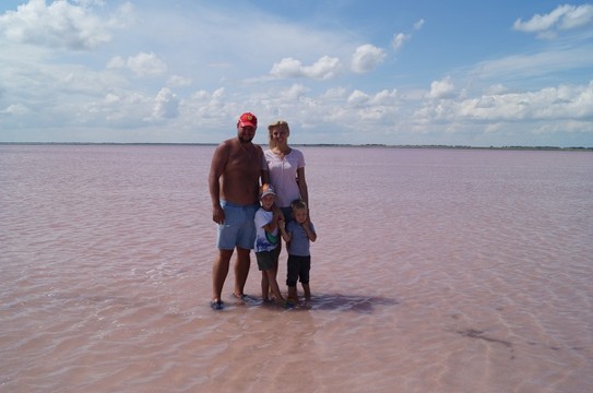 Бурлинское озеро (розовое озеро). Розовым цветом вода обязана мелким рачкам, живущим в озере, они выделяют фермент, который и окрашивает воду в такой цвет