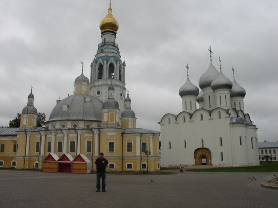 На фоне Воздвиженской церкви и Софийского собора Вологодского кремля (Архиерейский двор)