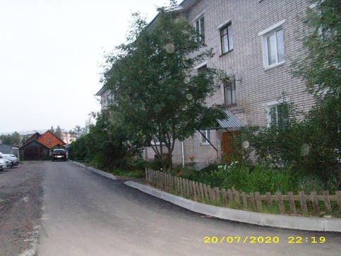 По одной из программ возле дома по ул. Шевченко нынче был заасфальтирован двор и установлены бордюрные камни. Фото Зырянцевой