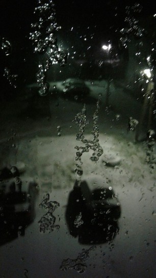 Льдинки спускаются по стеклу...Ночной снегопад... 24час 20. 10. 21г