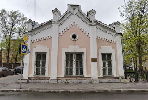 Он занимает старинное здание в стиле кирпичной эклектики, построенное в 1898 году для первого в городе краеведческого музея