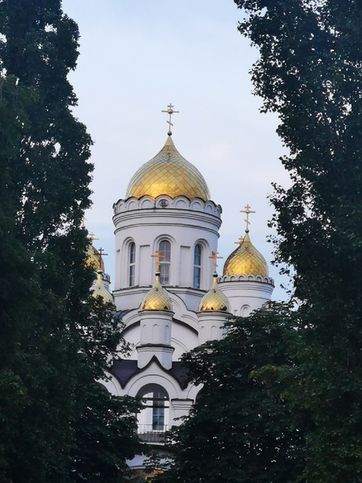 Рождественская церковь в начале Комсомольского сквера. Строительство е тянулось с 2000 по 2018 годы. Ранее на этом месте располагался величественный Владимирский собор, который был взорван большевиками в 30-е годы при создании Комсомольского сквера.