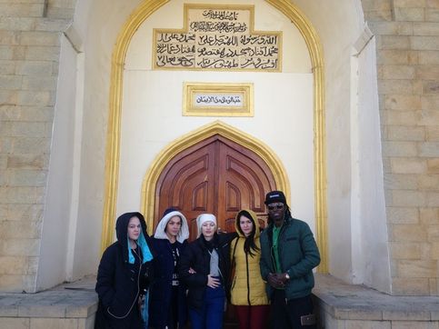 У подножия крепости Нарын-Кала, в центре старой части города Дербент, одна из самых старинных мечетей в мире! Дербентская Джума-мечеть