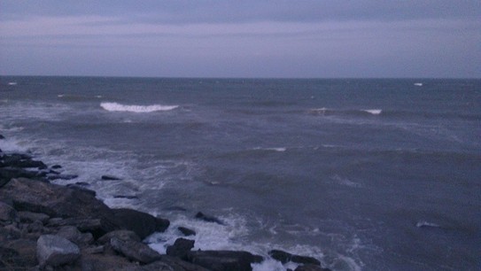 Берег каспийского моря вечером, поднялся ветер