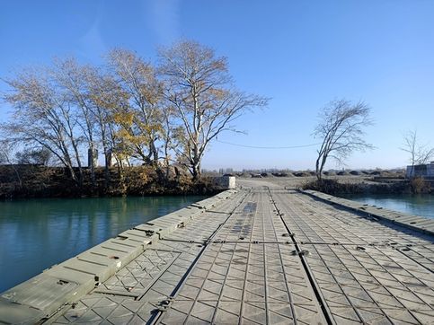 Понтонный мост через лазурную реку. Чудесный Даг)))