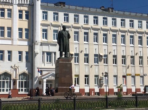 Памятник товарищу Ленину - украшение для любого города... иногда единственное)