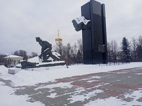 Памятник революционерам на фоне церкви