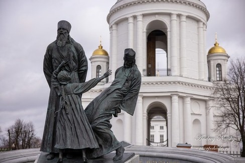 Монумент у колокольни Воскресенкого собора в городу Шуя Ивановской области, апрель 2021 года
