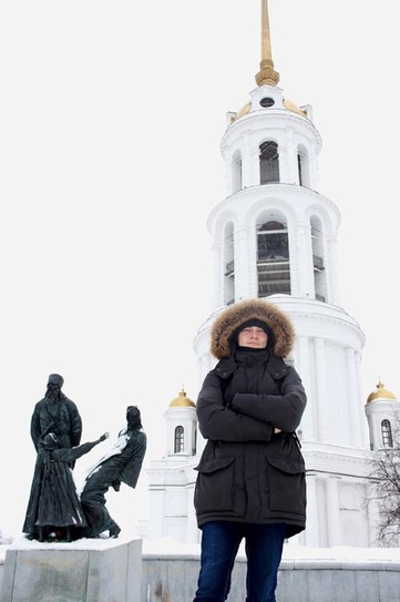 Шуя (Ивановская область). 106-метровая колокольня Воскресенского собора (1832) и памятник жертвам большевистского террора против верующих православных христиан