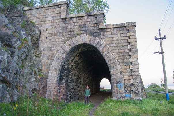 Старые тоннели на берегу Байкала. По ним еще ходили до военные паровозы, а позже и поезда Транссиба