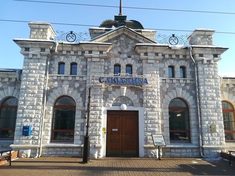 Здание вокзала - это единственное в России здание, полностью построенное из белого и розового мрамора
