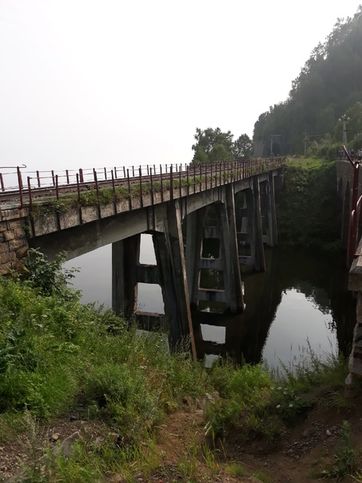 Этот 12-ти метровый мост функционирует с 1911 года! А соседний с 1904!
