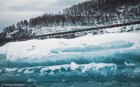 Голубые льды озера Байкал на фоне Восточно-Сибирской магистрали