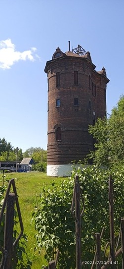 Водонапорная башня, скорее всего, применялась для заправки водой поездов. Башня на Плотинке рядом с ней, как конура рядом с Тауэром :)