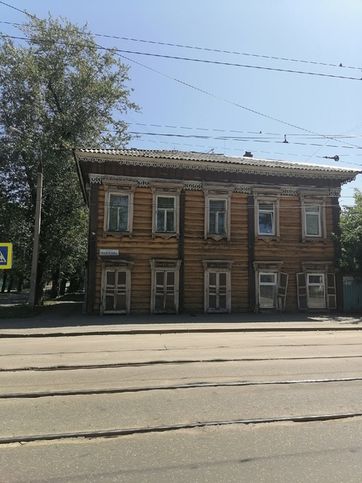Иркутск - современный сибирский город! В этом городе много старинных деревянных зданий и жилых домов, поэтому многие туристы называют его город - музей! Вот такие домики украшают город!