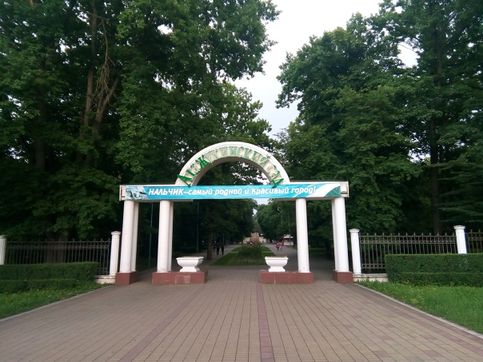 Атажукинский сад - огромная парковая зона в черте города. Основан в 1847 году. Считается самым большим парком на территории Северного Кавказа