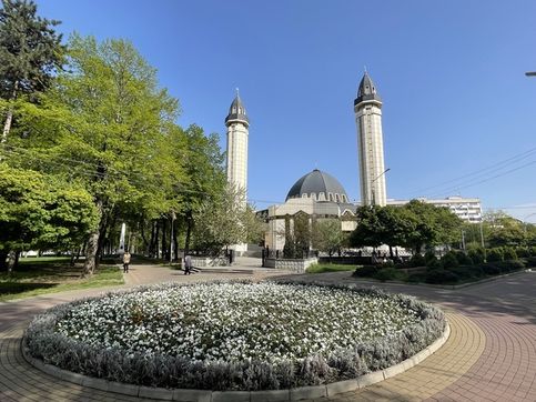 И модерновая мечеть (не единственная)