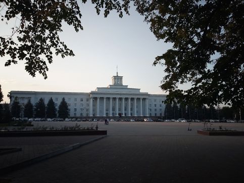 Главная площадь Нальчика и центр его общественной жизни перед зданием правительства КБР- Площадь Согласия