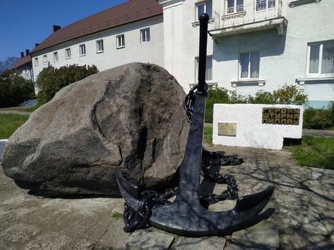 Памятник морякам-балтийцам на набережной