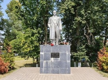 Памятник В. И. Ленину, Гвардейск (Тапиау), Калининградская область. Клумба. Скитские пруды
