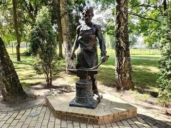 Скульптура Кузнец, Гурьевск (Нойхаузен), Калининградская область