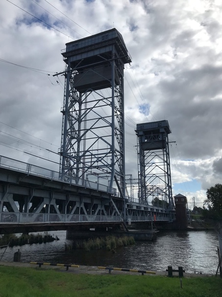 Немецкое наследие. Мост возраст более 100 лет. До сих пор работает. Основная часть поднимается вверх для прохода под ним больших морских кораблей