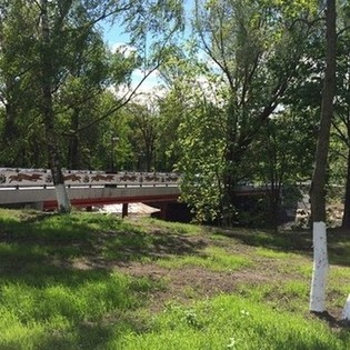 Отреставрированный мост у парка