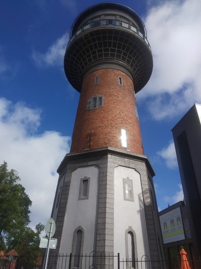 Водонапорная башня - основная часть отдана под музей кошки, а на самом верху можно снять номер